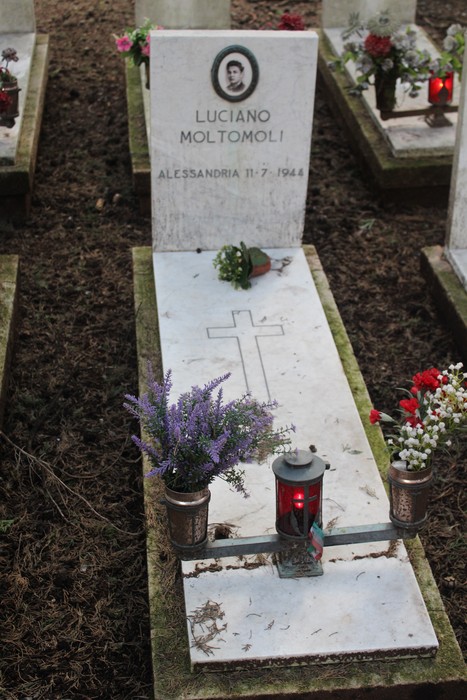 Tombe perpetue dei caduti per la Libertà, con decorazioni floreali e lanterne, in un luogo commemorativo.