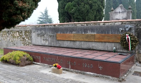 Monumento commemorativo ai partigiani, simbolo di resistenza e libertà, dedicato agli eroi del 1945.