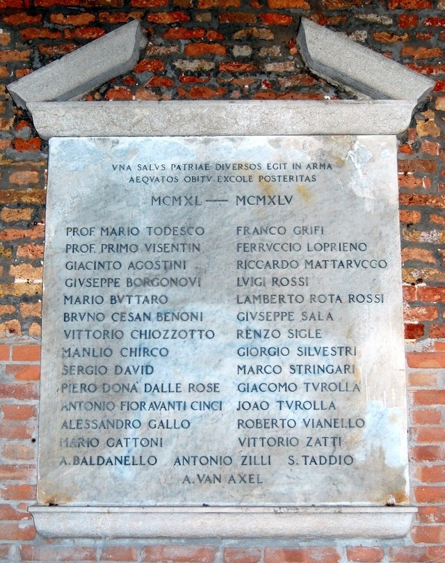 Lapide commemorativa dedicata ai caduti del liceo Foscarini, con nomi di giovani eroi.