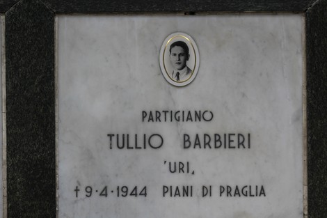 Lapide in marmo dedicata al partigiano Tullio Barbieri con foto, nome e data di morte, situata al "Sacrario dei caduti per la Liberazione".