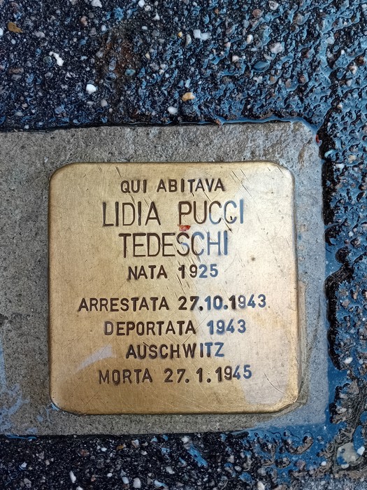 Pietra d'inciampo in ottone incastonata nel selciato, con iscrizione dedicata a Lidia Pucci Tedeschi.