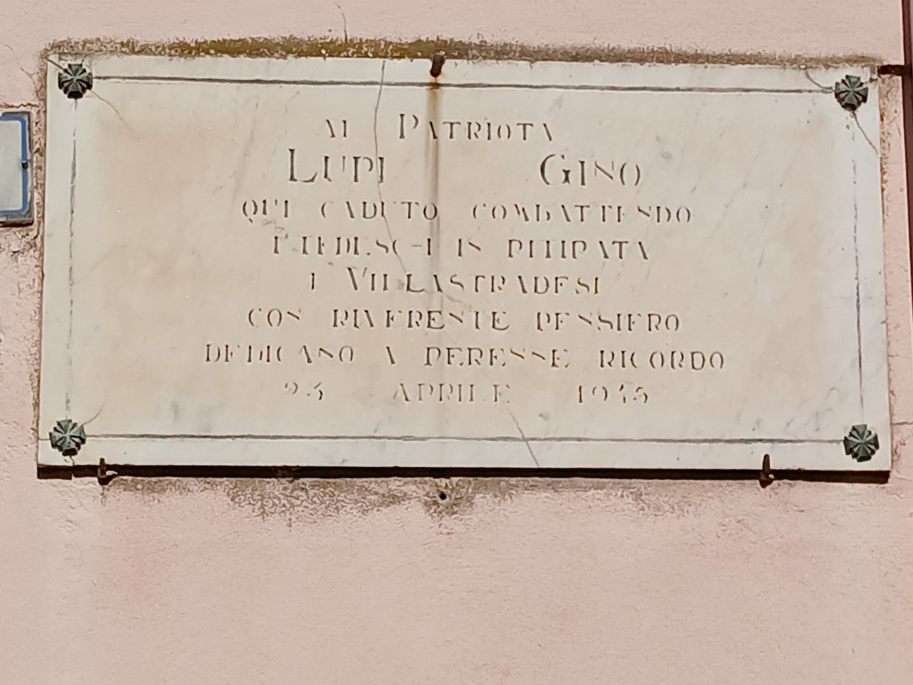 Lapide commemorativa dedicata a Lupi Gino, patriota e combattente della resistenza.
