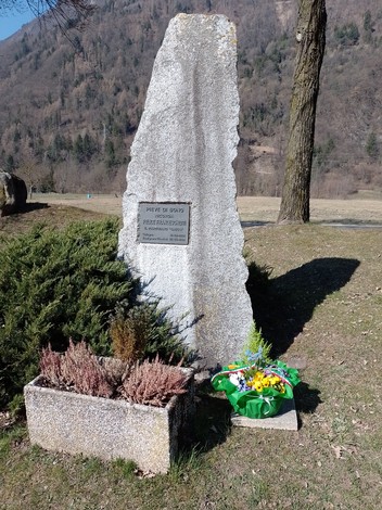 Monumento a Franceschetti, dedicato alla memoria e situato in un paesaggio naturale, con fiori e decorazioni.