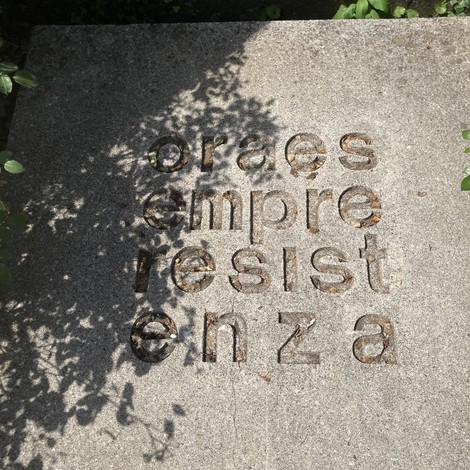 Monumento alla Resistenza: simbolo di lotta e libertà, onora il coraggio dei resistenti.