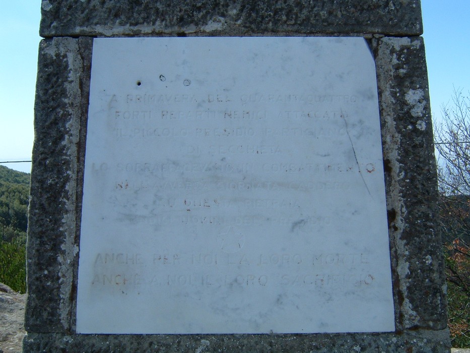 Monumento in Secchieta, dedicato ai caduti, immerso nella natura e rappresentativo della memoria storica locale.