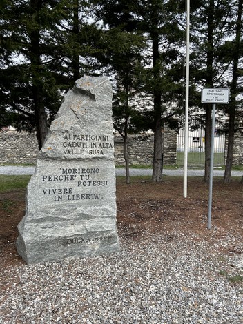 Monumento commemorativo ai partigiani caduti in Alta Valle Susa, un simbolo di libertà e resistenza.