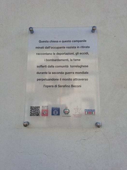 Bassorilievo commemorativo che ricorda le sofferenze subite durante la Seconda Guerra Mondiale.