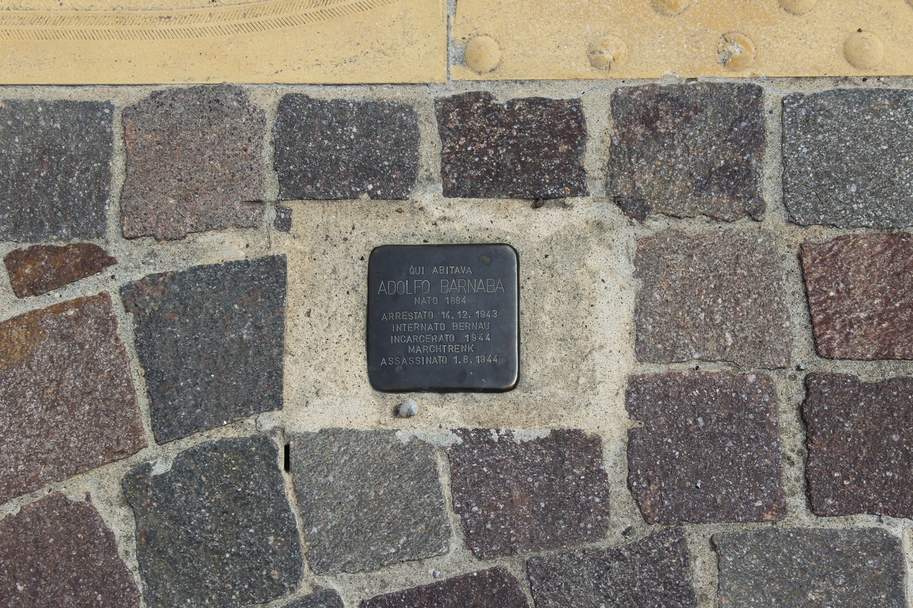 Pietra d'inciampo dedicata a Adolfo Barnaba, commemorazione di arresto e deportazione.