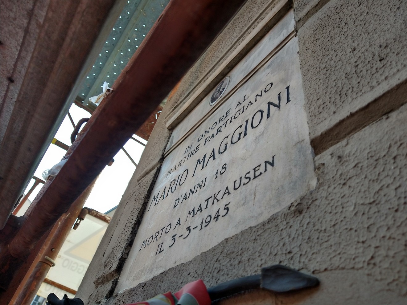Lapide commemorativa di Mario Maggioni, morto il 3 marzo 1945, affissa su un muro.