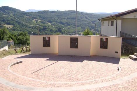 Monumento ai caduti, dedicato alla memoria dei soldati, incastonato in un paesaggio naturale suggestivo.
