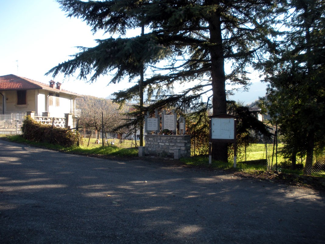 Monumento ai caduti di San Martino, silenzioso omaggio alla memoria dei sacrifici degli eroi locali.