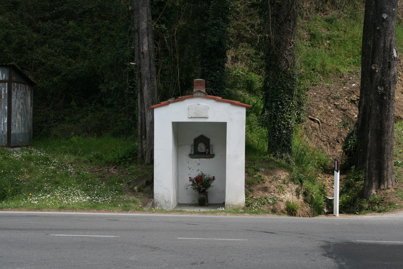 Tabernacolo bianco dedicato ai caduti, situato a Montemagno, immerso nella natura. Decorato con fiori.