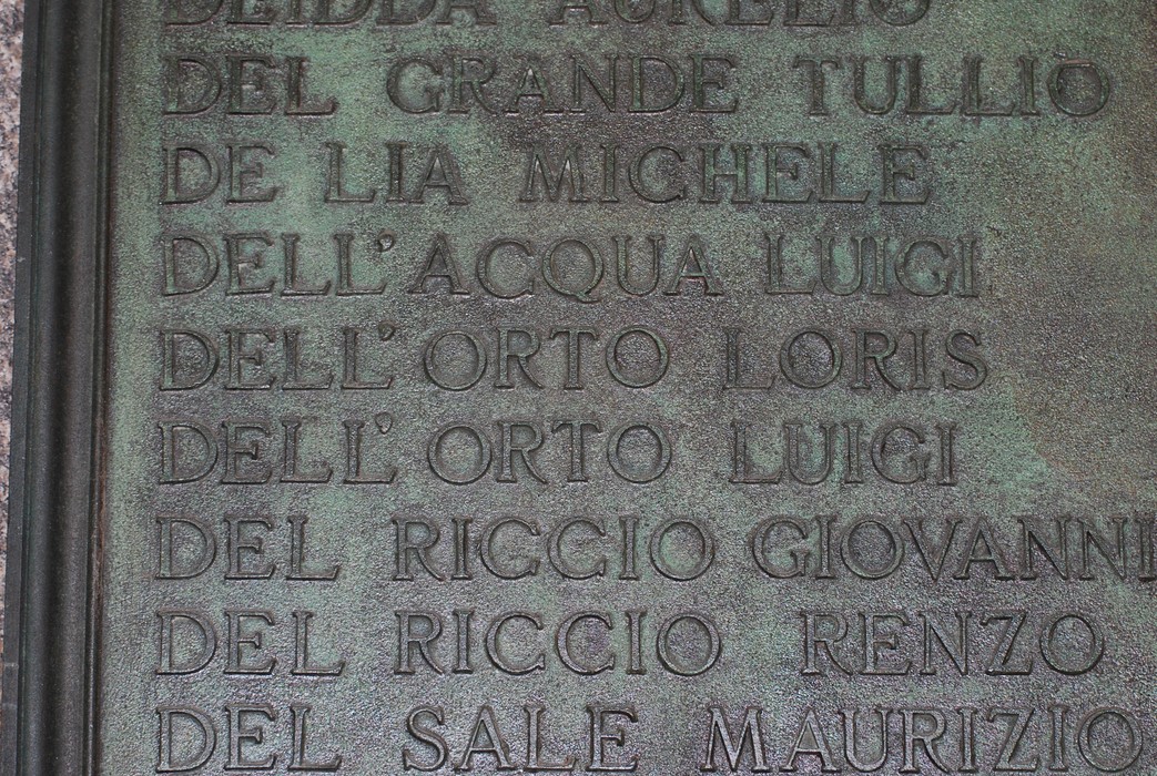 Lapidi storiche della Loggia dei Mercanti, raffiguranti nomi e iscrizioni commemorative.