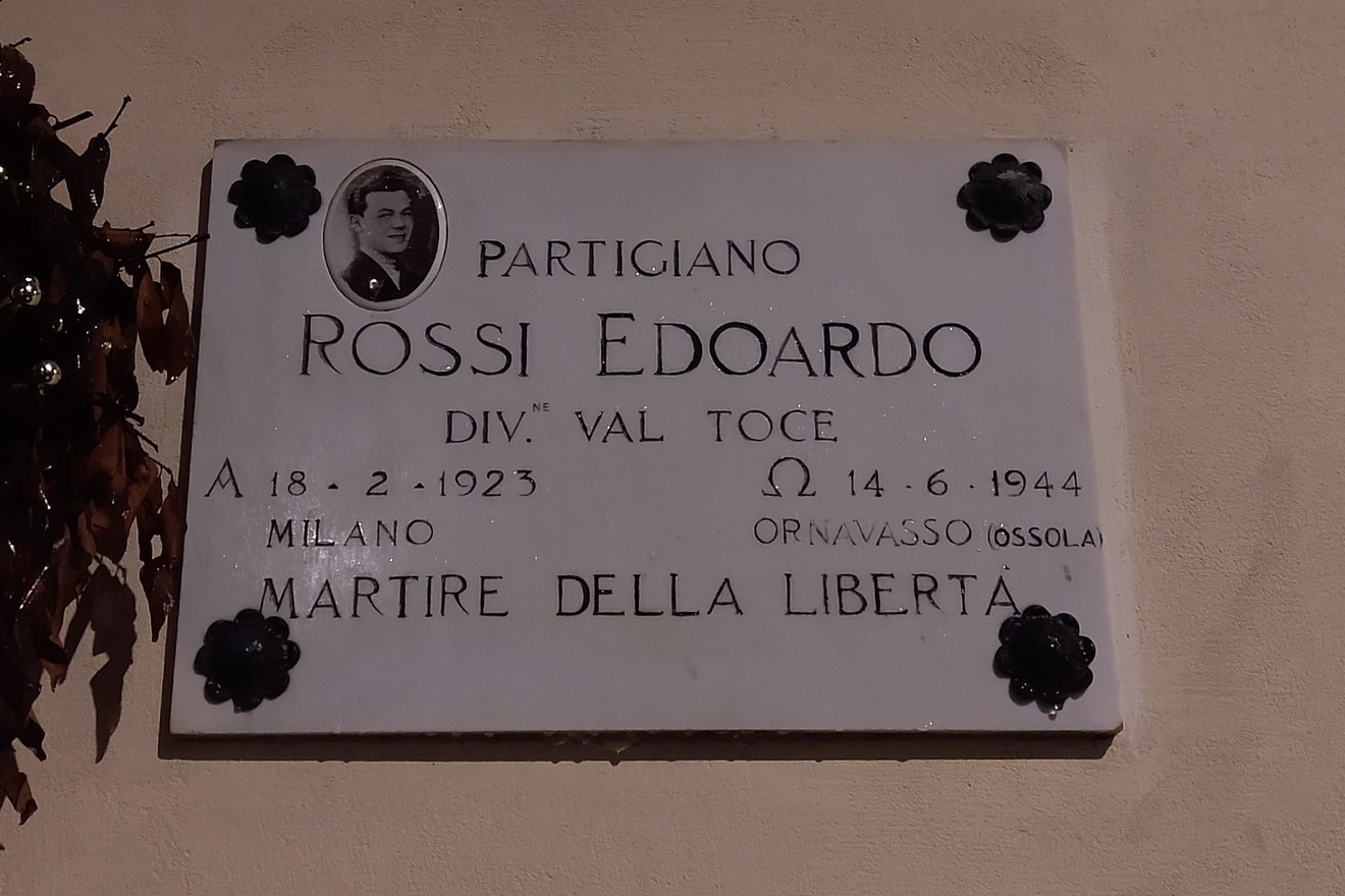 Lapide commemorativa di Rossi Edoardo, partigiano, martire della libertà, presso Ornavasso.