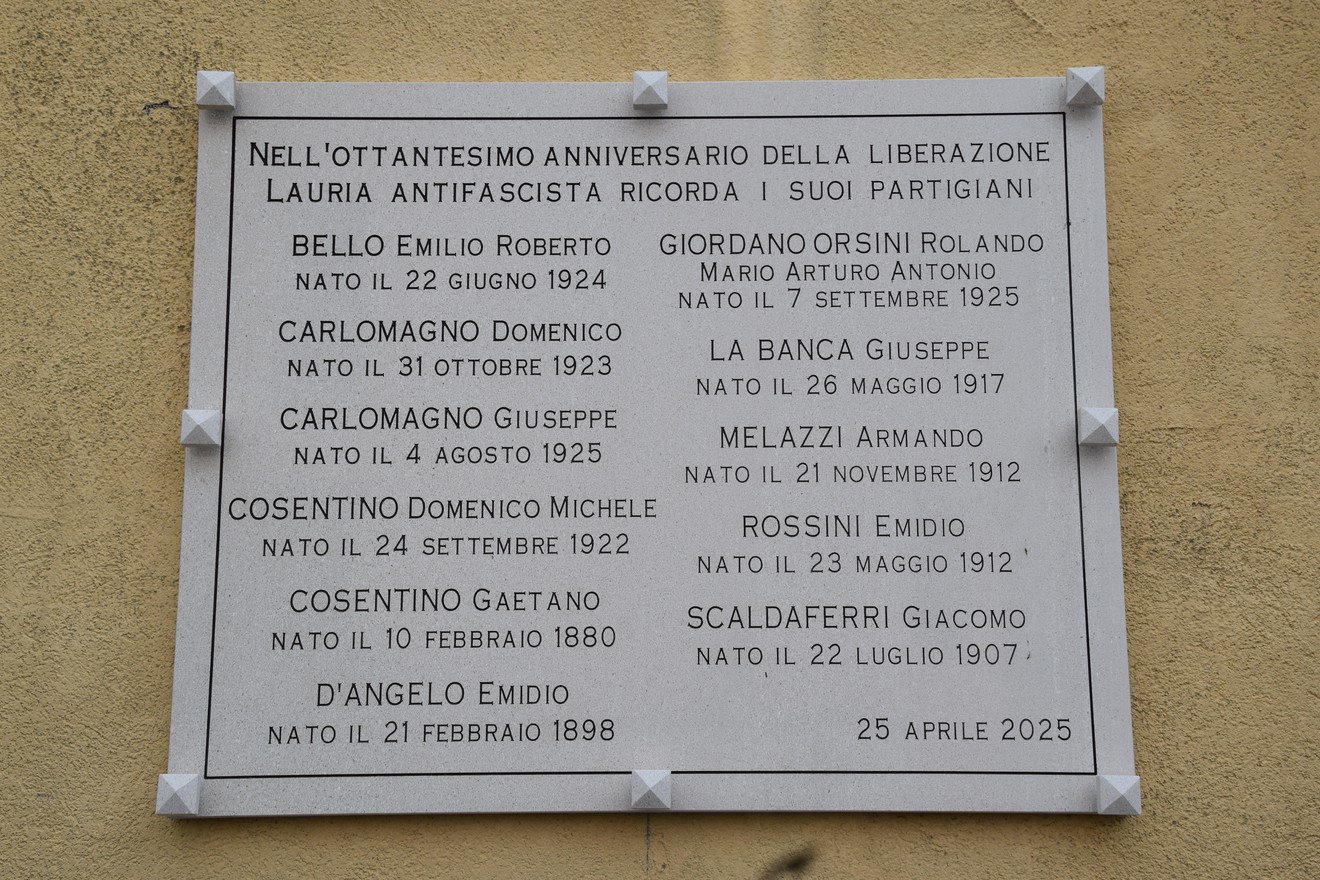 Lapide commemorativa dedicata ai partigiani nel 70° anniversario della Liberazione a Lauria.