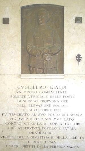 Lapide commemorativa di Guglielmo Cialdi, valoroso combattente e ufficiale delle poste, con una rappresentazione in rilievo.