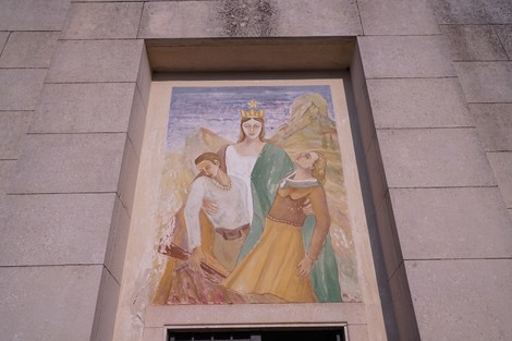 Mural dedicato ai caduti della Resistenza, con figure simboliche di lotta e libertà, all’interno della Cappella.