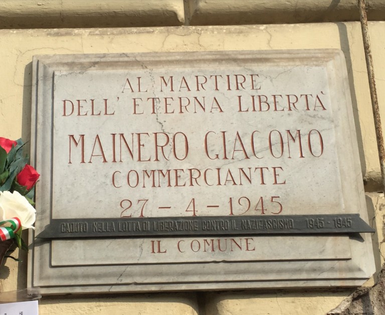 Lapide commemorativa dedicata a Mainero Giacomo, martire della libertà, situata in un contesto storico.