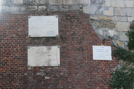 Lapidi commemorative dedicate alla tragedia delle Grazie, affisse su un muro di mattoni.