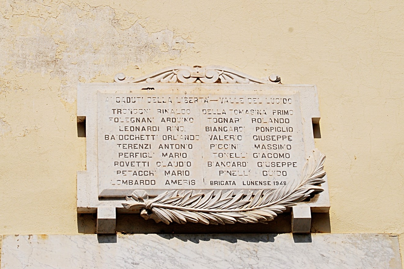 Lapide commemorativa dedicata ai caduti della Valle del Lucido, in memoria dei sacrifici durante il conflitto.