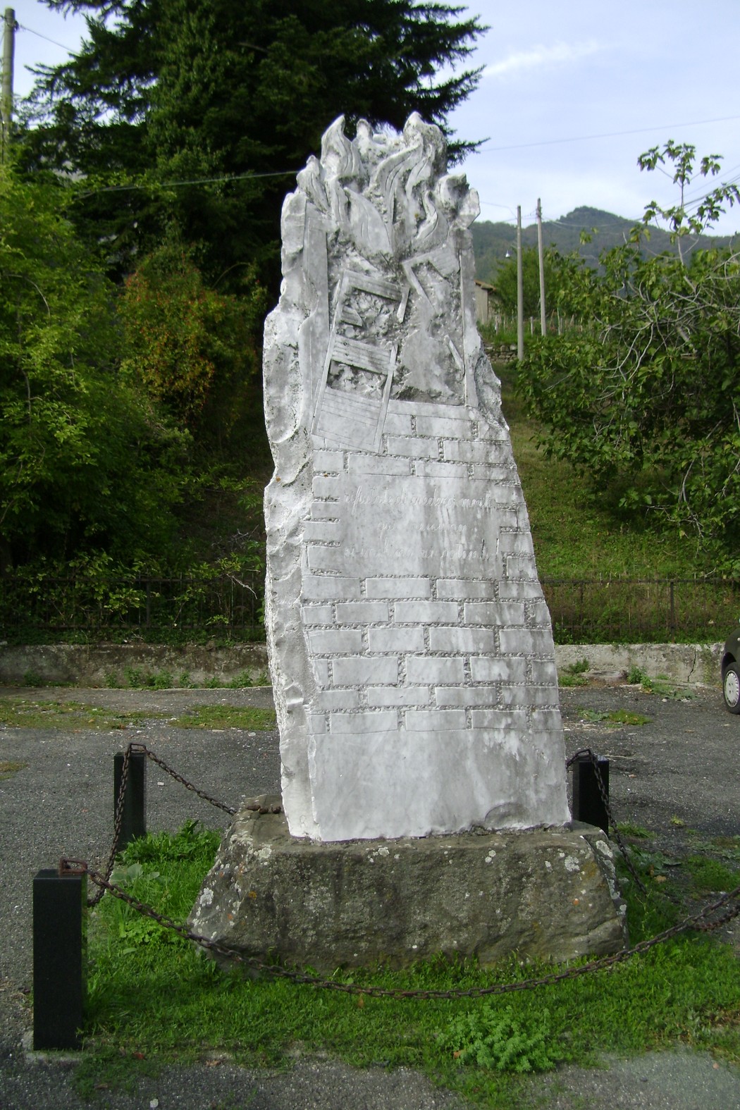 Monumento ai caduti di Mommio, scultura commemorativa immersa nel verde, simbolo di memoria e rispetto.