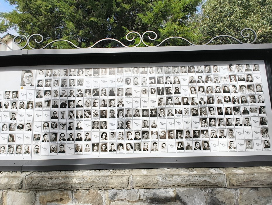 Memoriale dedicato ai martiri di Marzabotto, con immagini commemorative delle vittime.