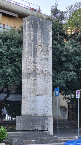 Monumento alla Liberazione, un omaggio alla libertà e alla memoria storica. Situato in un contesto urbano.