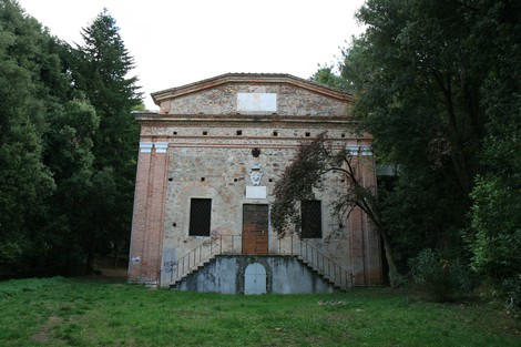 Lapide commemorativa dedicata a Barachini e Capocchi, collocata su un edificio storico immerso nel verde.