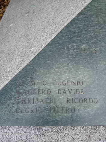 Monumento alla Resistenza, commemorazione dei valori di libertà e coraggio. Dettagli in bronzo e pietra.