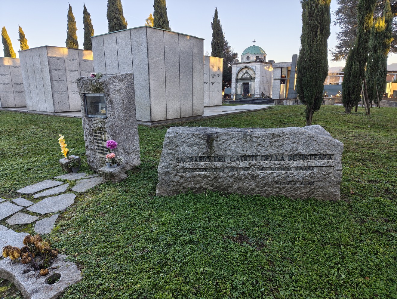 Campo della Gloria, un luogo di commemorazione con monumenti e verde curato, tomba e struttura architettonica in vista.