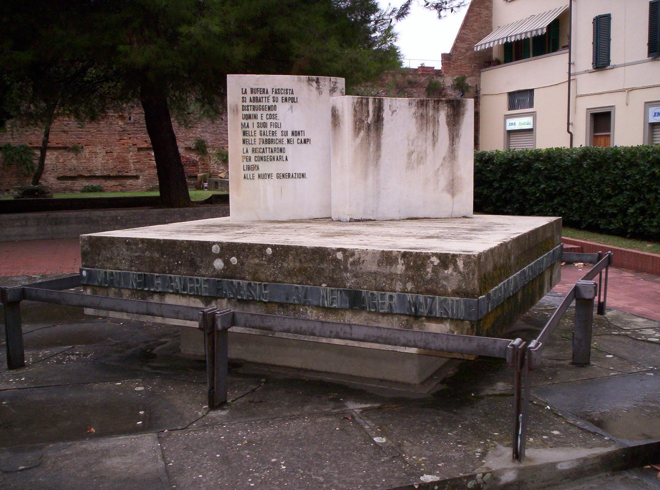 Monumento in piazza 24 Luglio, commemorativo, con struttura in pietra e decorazioni simboliche.