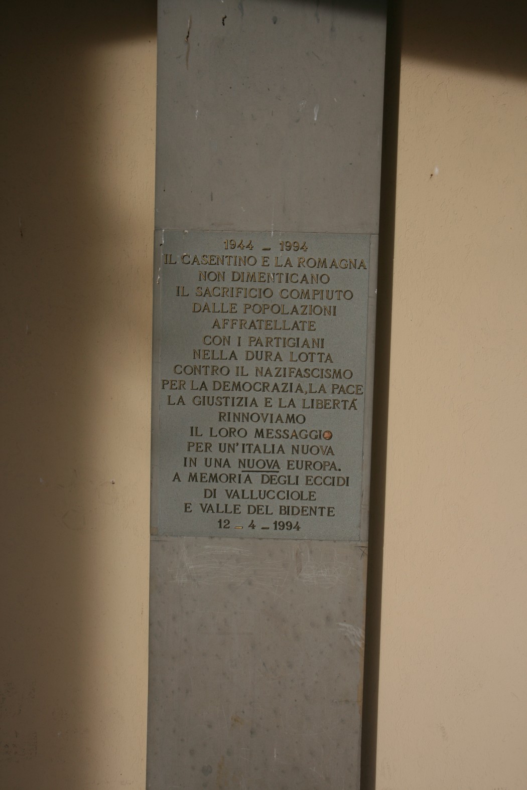Lapide commemorativa per le vittime di Vallucciole e del Bidente, 1944-1994, in memoria della resistenza contro il nazifascismo.