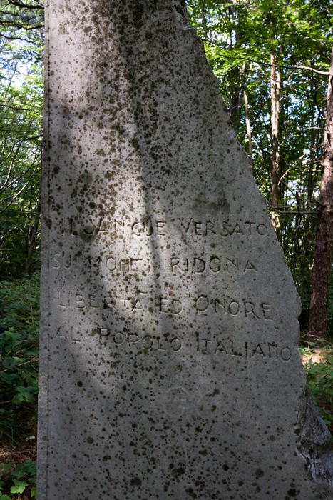 Monumento della Divisione Apuana, dedicato al sacrificio dei soldati italiani, immerso nella natura.
