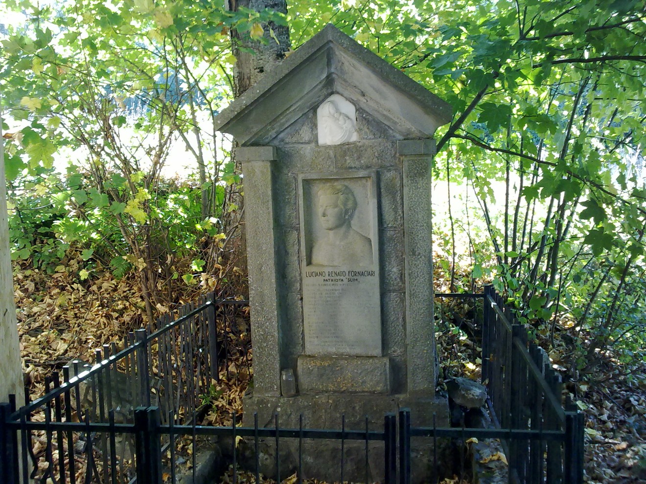 Monumento a Fornaciari, dedicato a Ludwig Edmo Fornaciari, immerso nella natura.