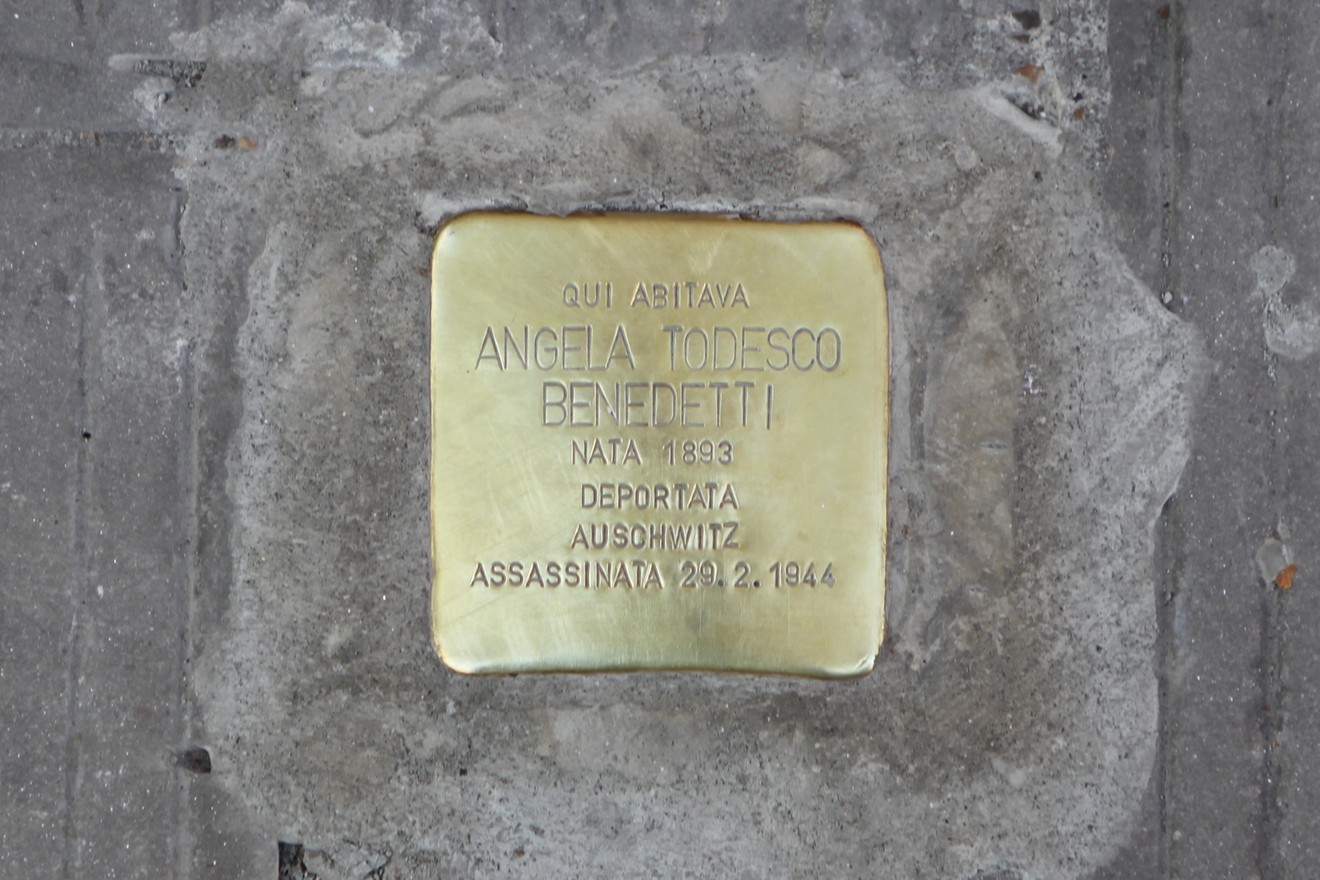 Pietra d'inciampo dedicata ad Angela Benedetti, vittima della Shoah, per ricordarne la vita e la storia.