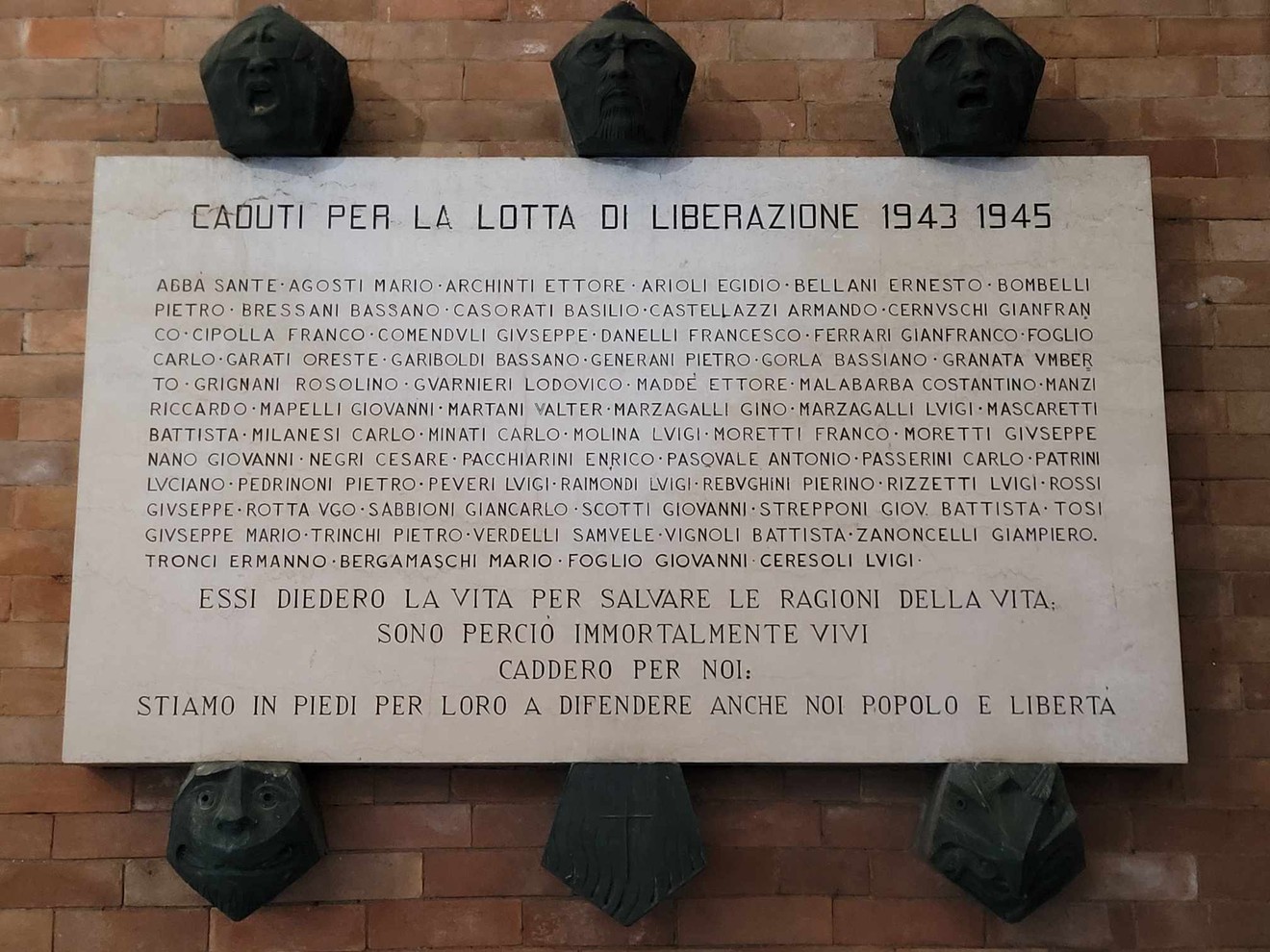 Lapide commemorativa dedicata ai caduti per la libertà a Lodi, con nomi di eroi della Resistenza.