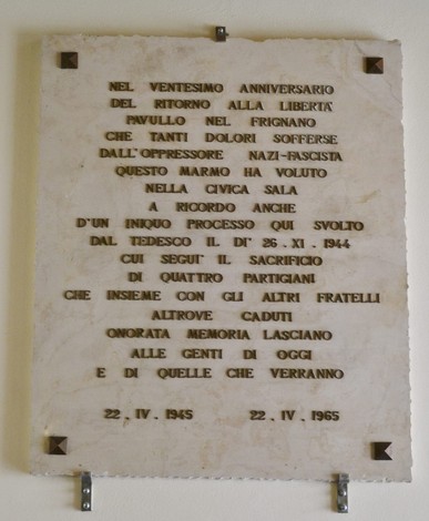 Lastra commemorativa del processo farsa a Pavullo, ricordando i sacrifici dei partigiani e della Resistenza.