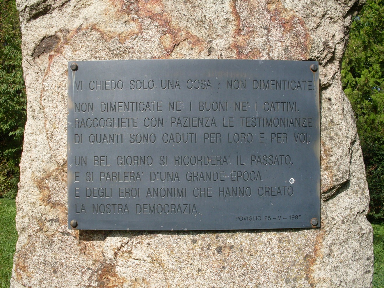 Monumento alla Resistenza, simbolo di memoria e celebrazione degli eroi che hanno combattuto per la libertà.