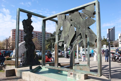 Monumento al bombardamento dell'Ospedale Maggiore, scultura in bronzo che ricorda un evento storico significativo.