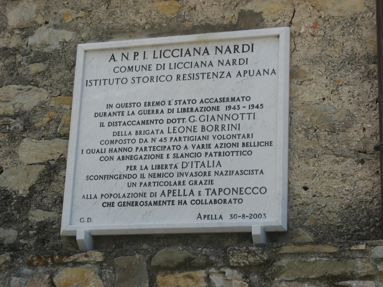 Lapide commemorativa del Distaccamento "Giannotti" dedicata ai partigiani della Resistenza Apuana.