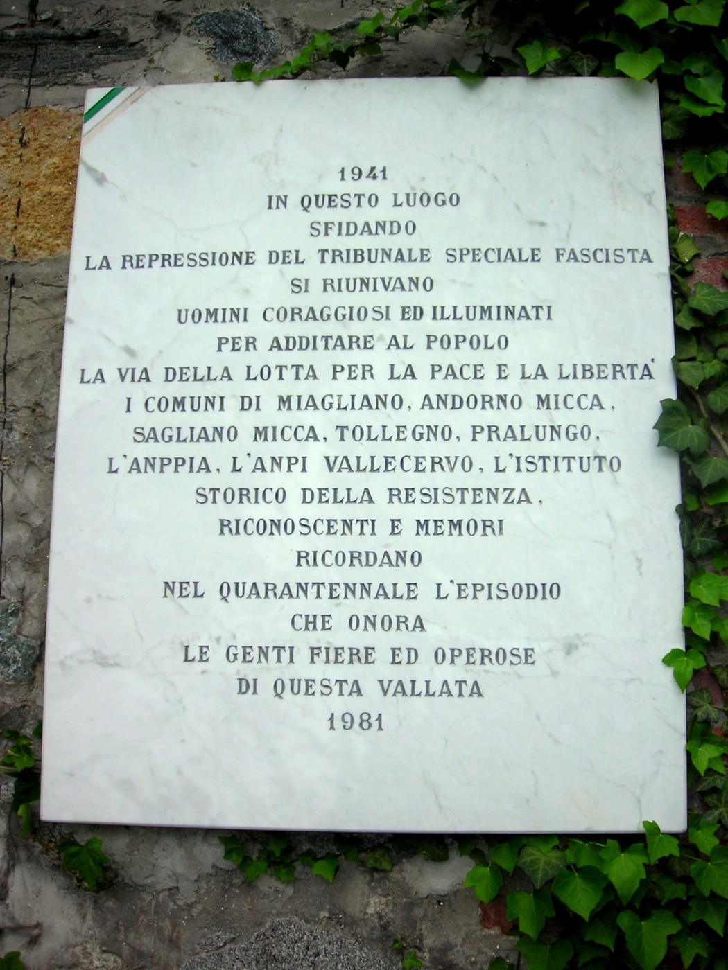 Lapide commemorativa dedicata ai coraggiosi cospiratori del GOMIRC e alla Resistenza nella Vallata.