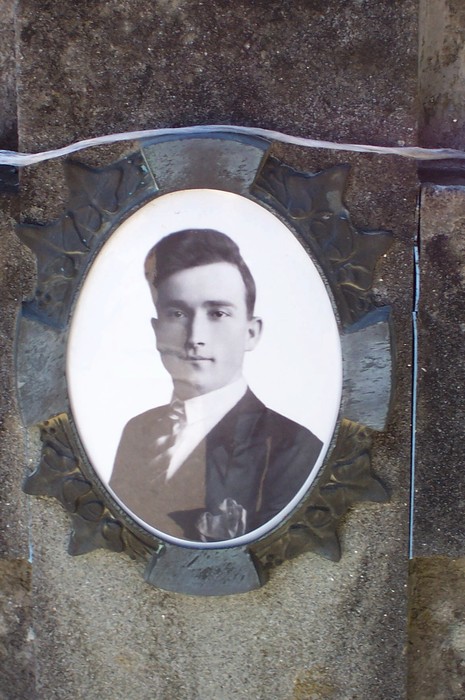 Ritratto in una cornice al sacrario, dedicato ai caduti di Tugliano, in onore dei sacrifici della comunità.