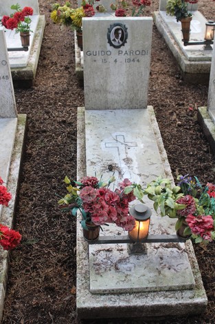 Tombe con fiori e candele, commemorano i caduti per la Libertà in un cimitero.