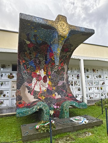 Monumento ai martiri della Creda, commemorazione artistica con colori vibranti e simboli di memoria collettiva.