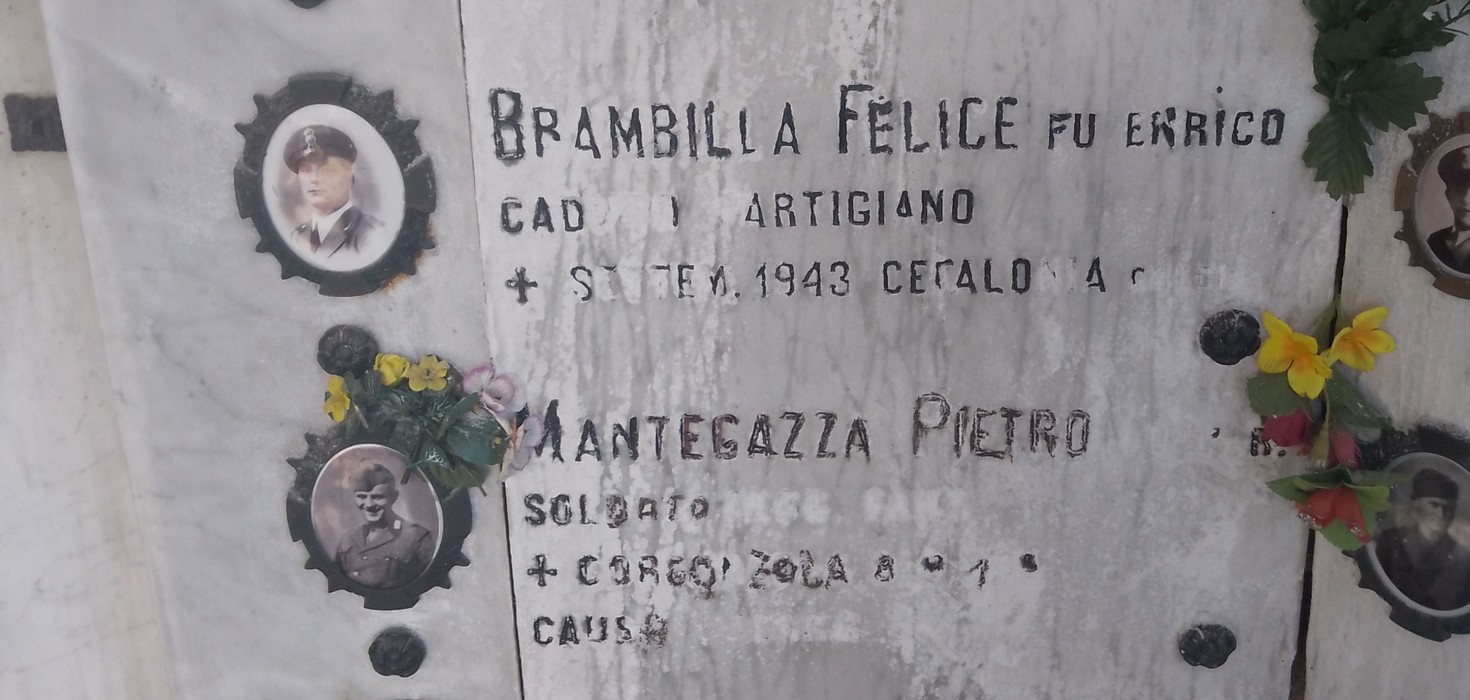 Lapidi commemorative dedicate ai caduti per la Libertà, con fotografie e nomi incisi.