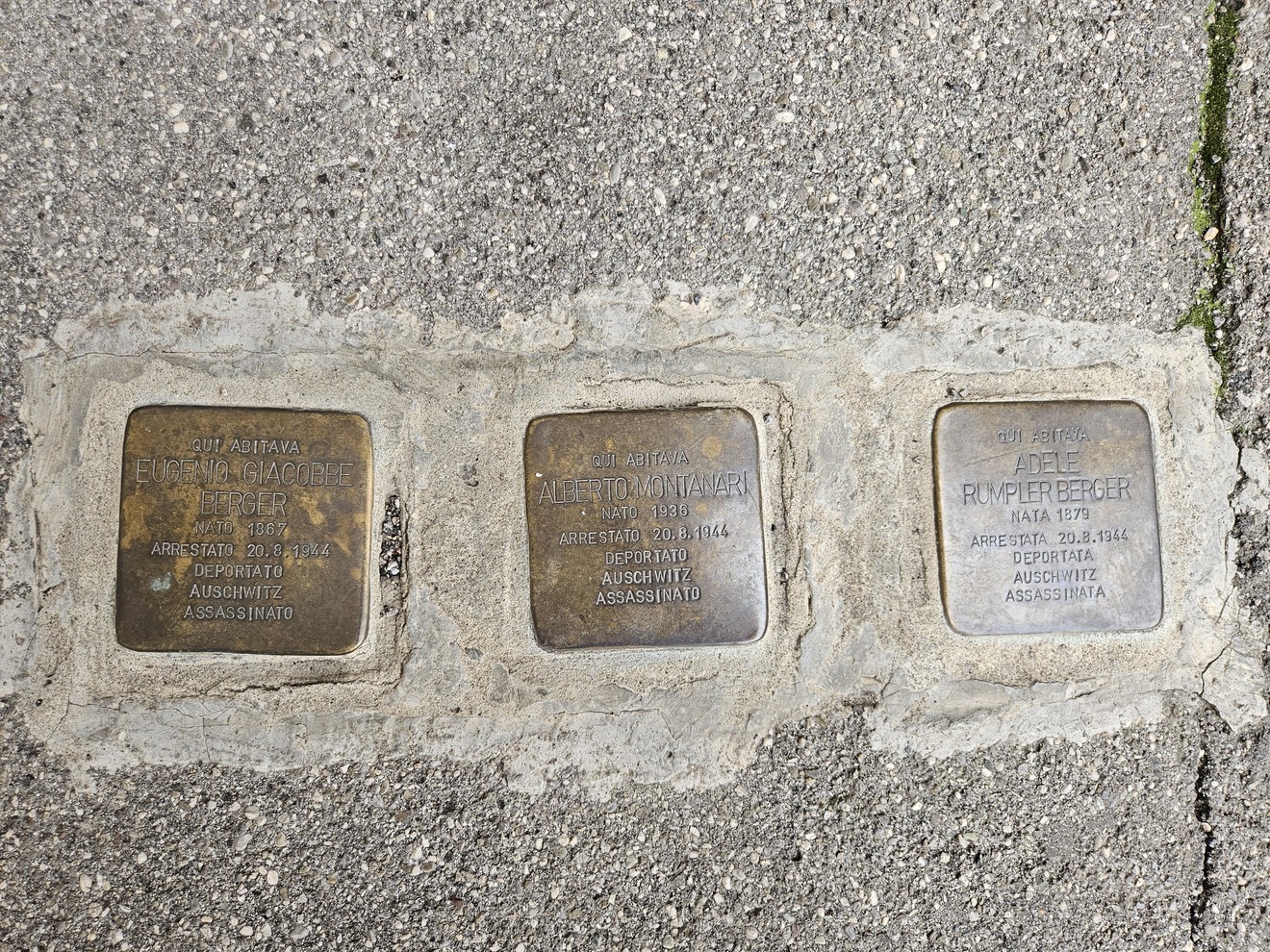 Pietre d'inciampo commemorative dedicate a Berger e Montanari, in memoria delle vittime della Shoah.