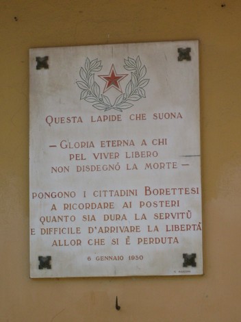 Lapide commemorativa per la Liberazione, ricordo di chi ha lottato per la libertà e la dignità umana.