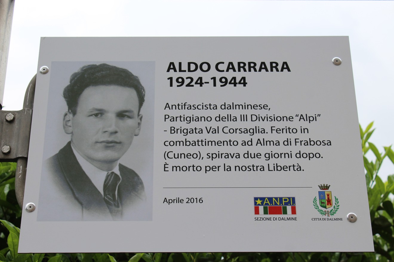 Targa commemorativa dedicata ad Aldo Carrara, partigiano antifascista, in onore della sua lotta per la libertà.
