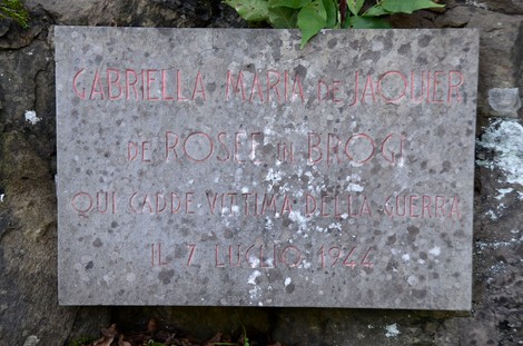 Monumento commemorativo a De Rosée, in ricordo delle vittime della guerra.
