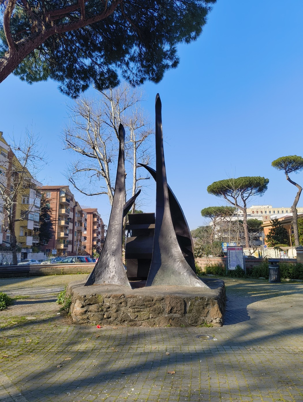 Monumento ai valori futuribili della Resistenza, con sculture metalliche aguzze in un parco cittadino.